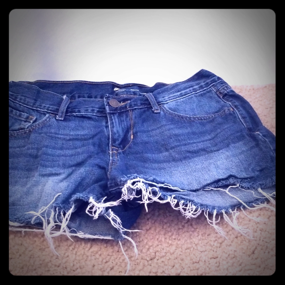 ALMOST SUMMER!! Frayed Old Navy cut off shorts